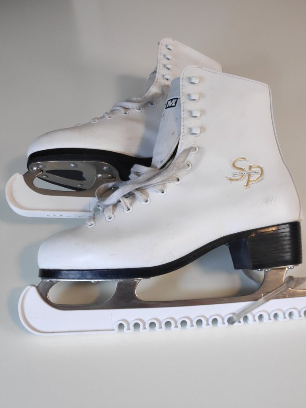 White Women's Size 9 Figure Skates CCM Jamie Sale David Pelletier S&P with Guard